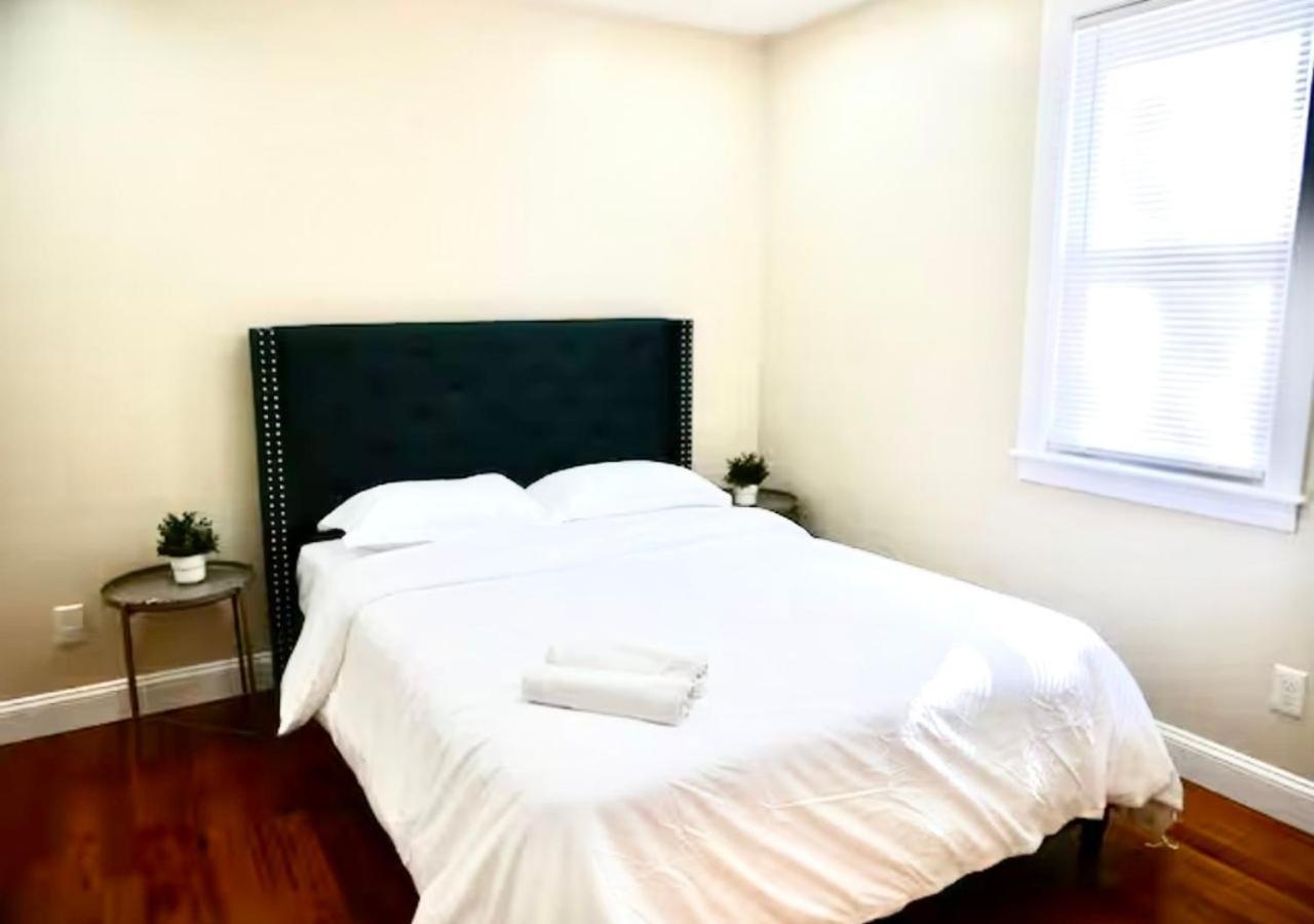 Newly Renovated Guest Near Transportation